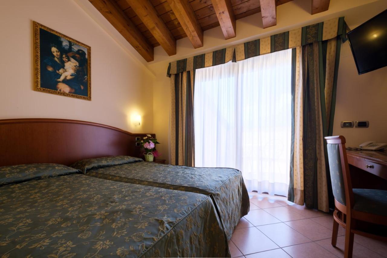 Garda Family House Hotel Castelletto Di Brenzone Kültér fotó